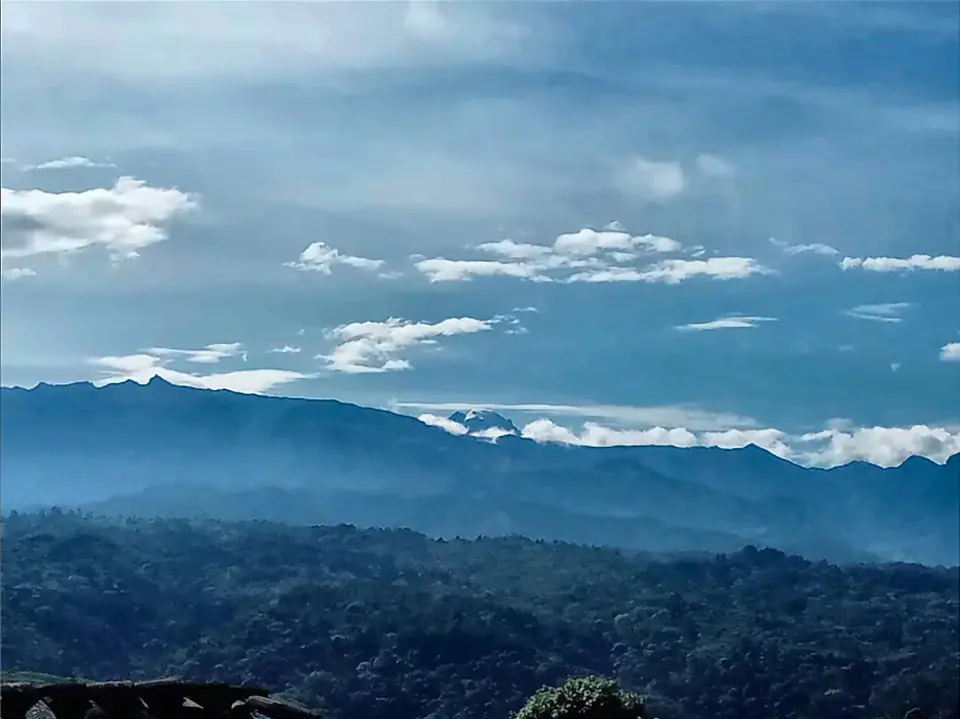 Cordillera azul y cielo con nubes vistos desde una habitación de Bidea